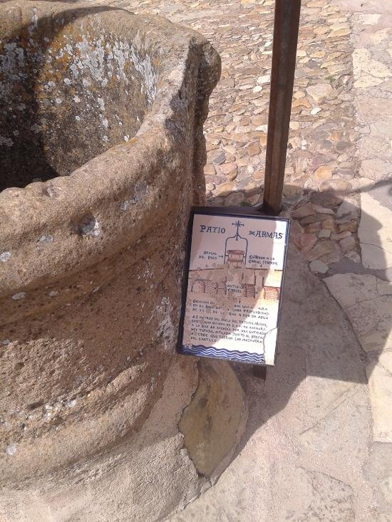 Cartel del Pozo ubicado en el patio de Armas del Castillo de Sigüenza